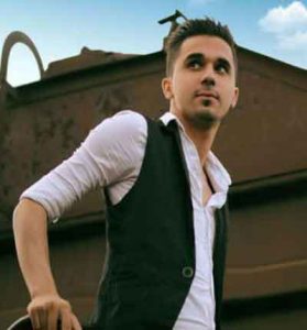 دانلود آهنگ بی پولی از آزاد