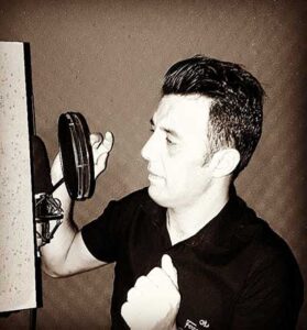 دانلود آهنگ چی آوردی به روزم که هلاک عشقتم از امیر قزوینی 